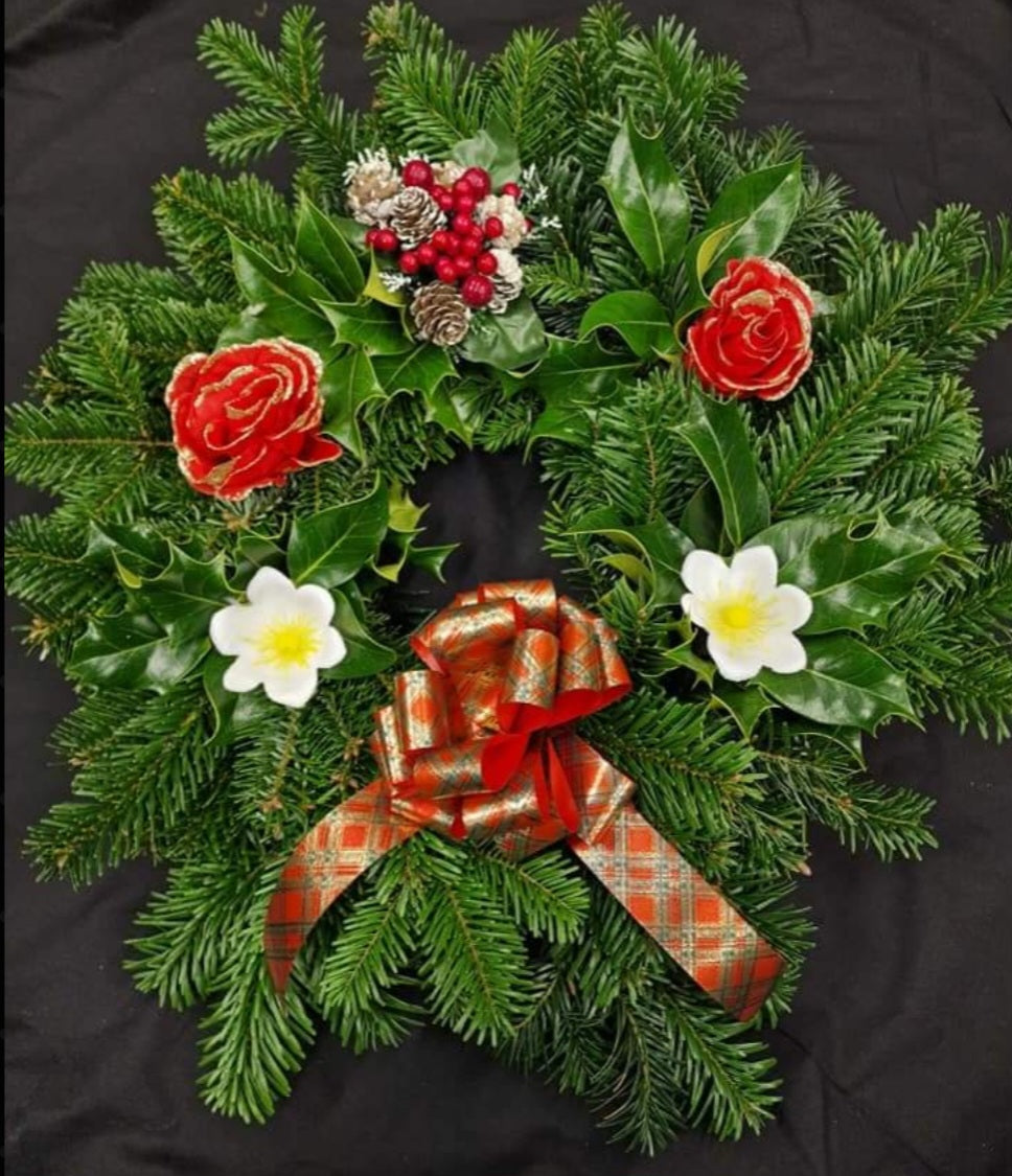 🔴 FRESHLY MADE HOLLY WREATH approx finished size 18inch